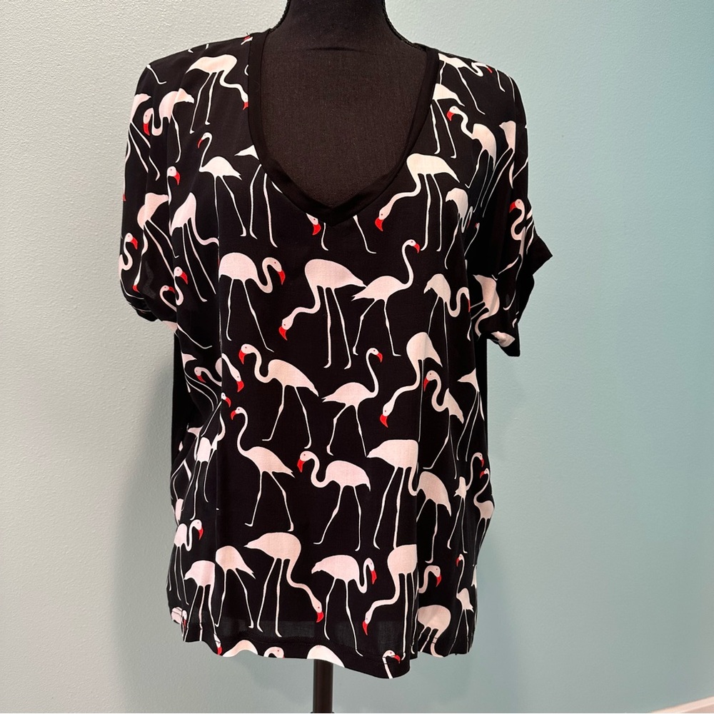 EUC Traffic People flamingo print vneck blouse